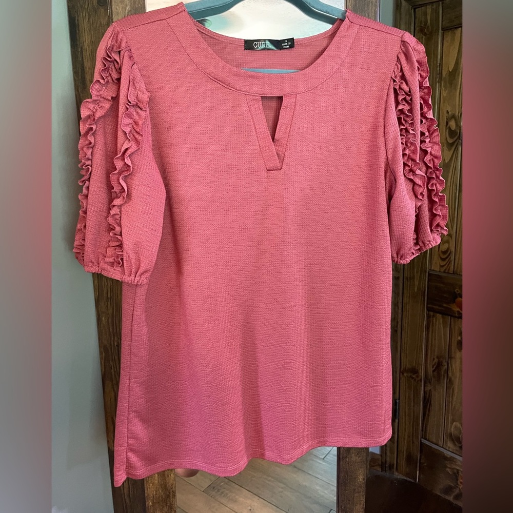 Cure blouse with sleeve ruffle detail